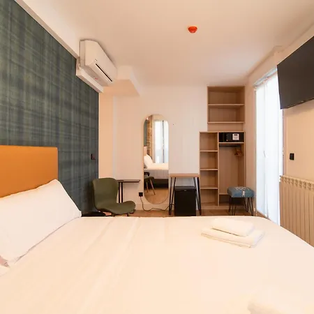 Boulevard Roomss 招待所 2*